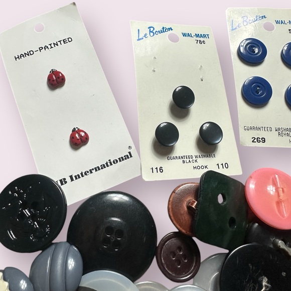 Large Lot Of Vtg Buttons For Sewing Crafts Scrapbooks Mix Of Sizes & Colors - Picture 4 of 16